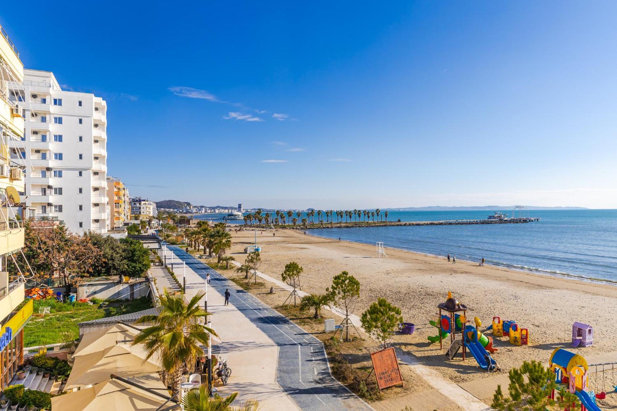 The Beachfront Apartment Durrës Eksteriør billede