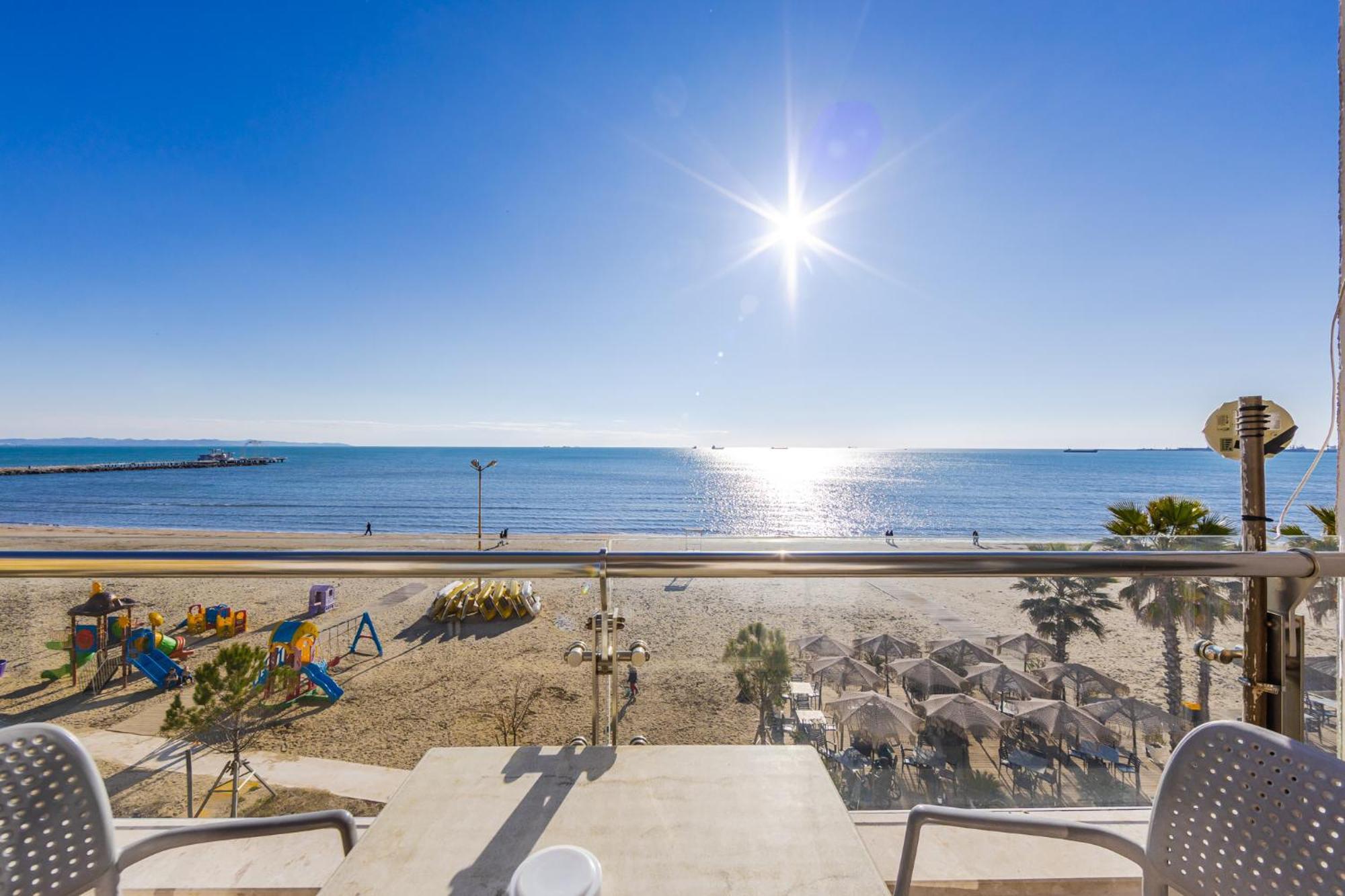 The Beachfront Apartment Durrës Eksteriør billede