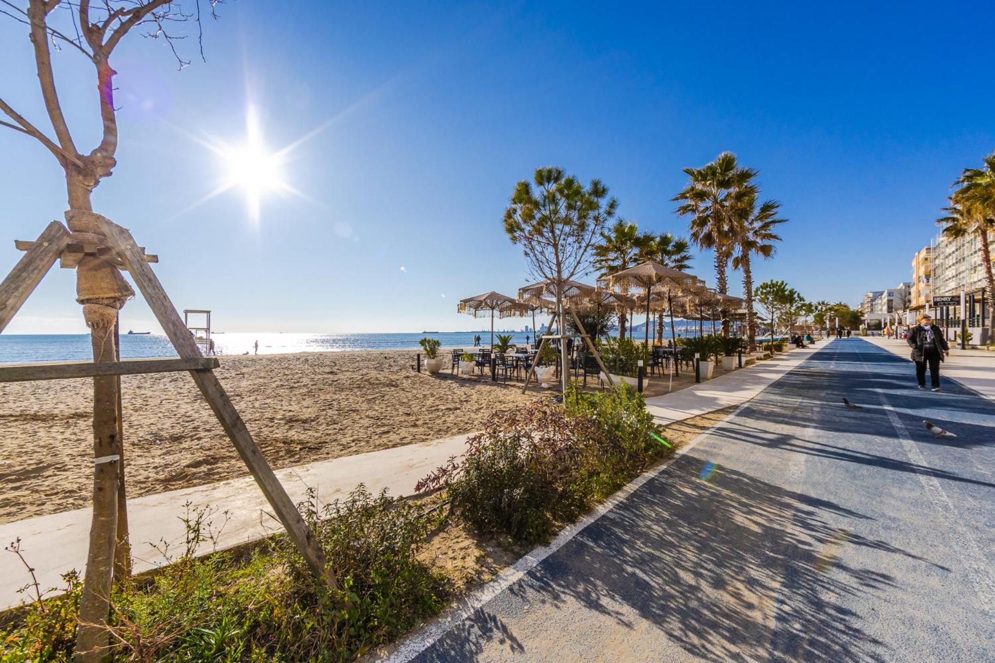 The Beachfront Apartment Durrës Eksteriør billede