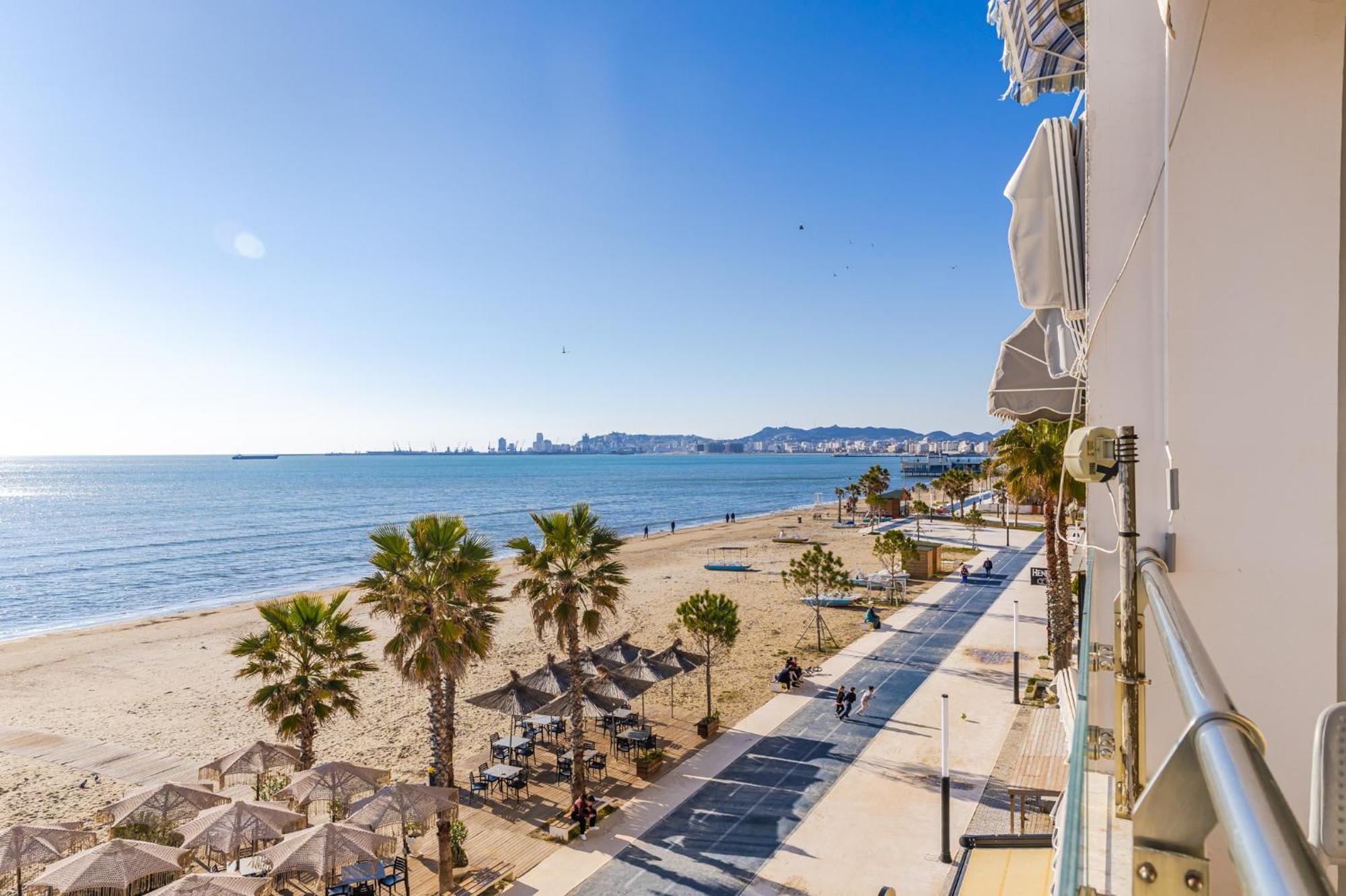 The Beachfront Apartment Durrës Eksteriør billede